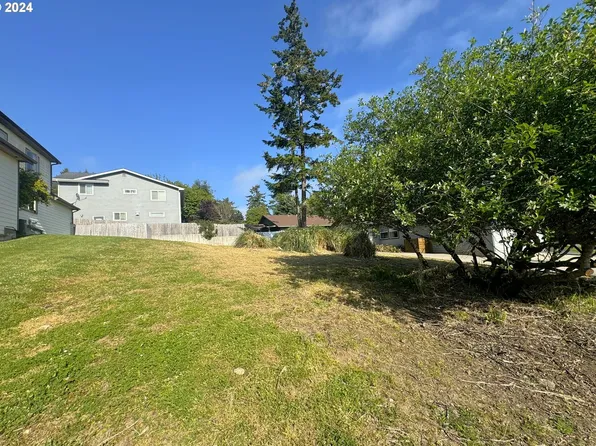 6929 Oakwood Ct, Brookings, OR 97415