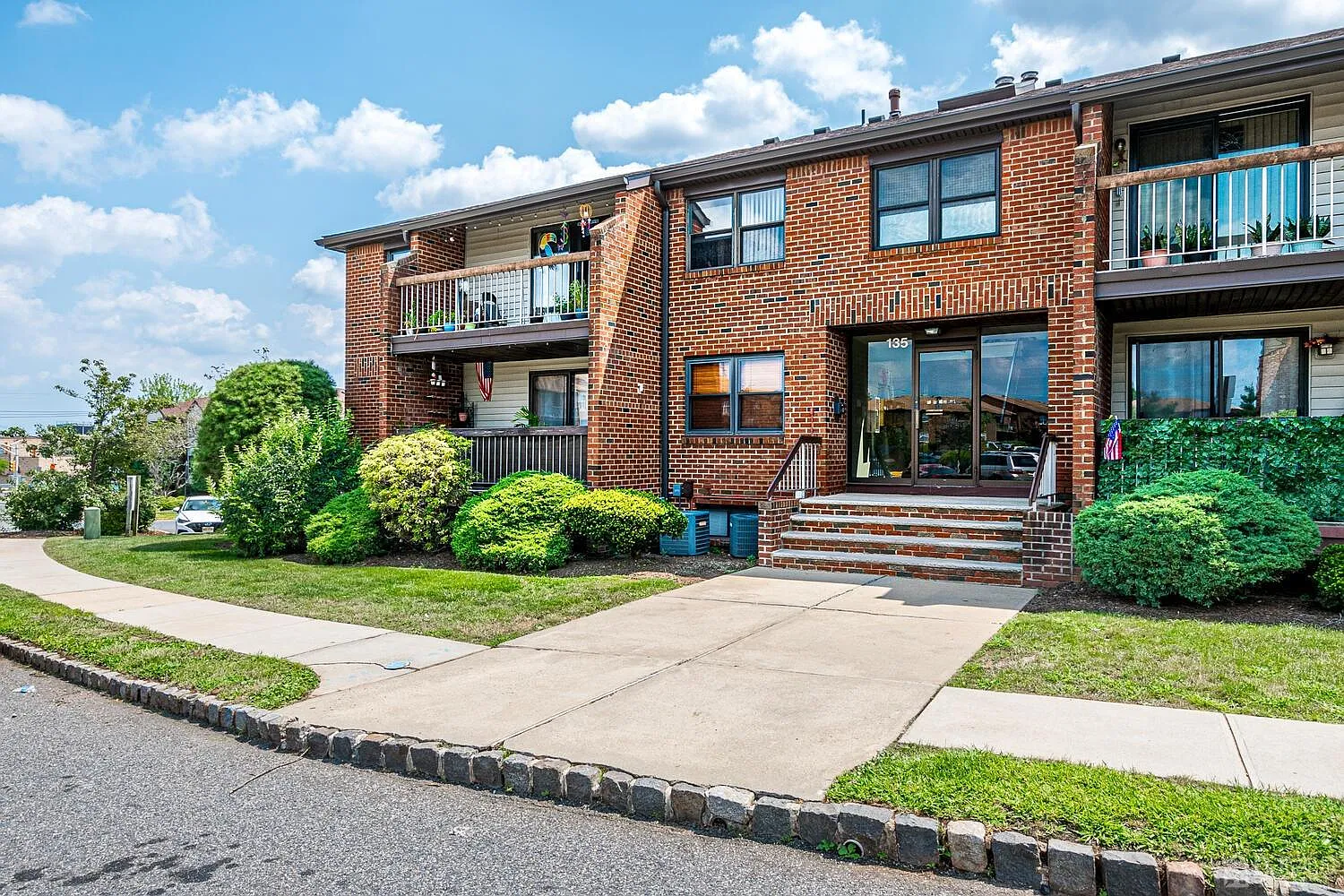 1 bed, 1.0 bath, $2,200 — Photo 2