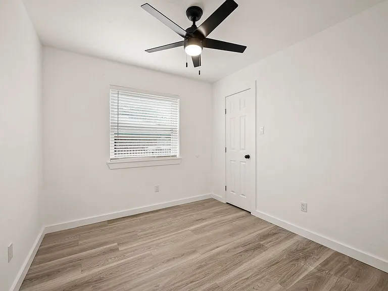 802 Rock Creek Dr — Photo 9