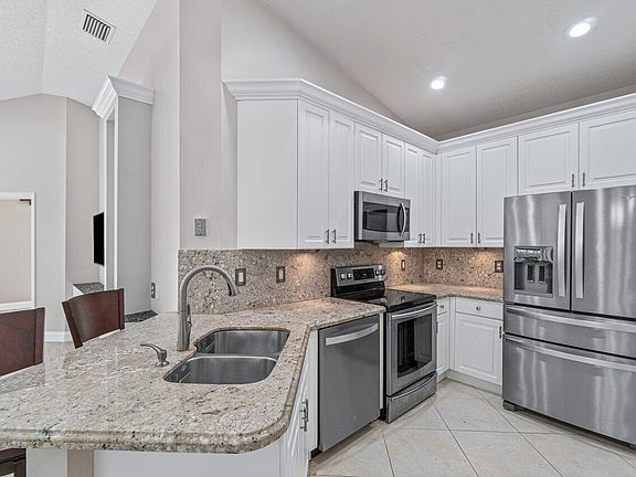3rd image of 6400 Park Lake Circle