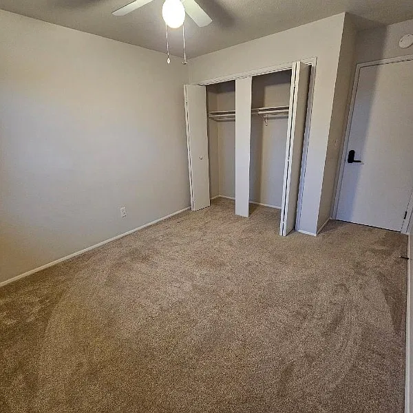 6 bed, 3308 sqft, $975 — Photo 3