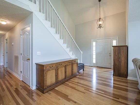 2nd image of 3042 Argyle Ave