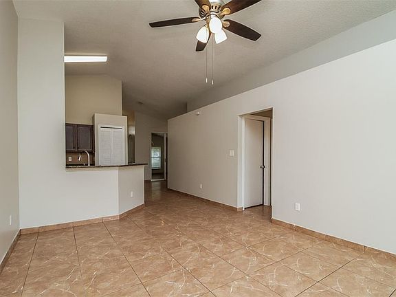 4th image of 120 LAKEBREEZE CIRCLE