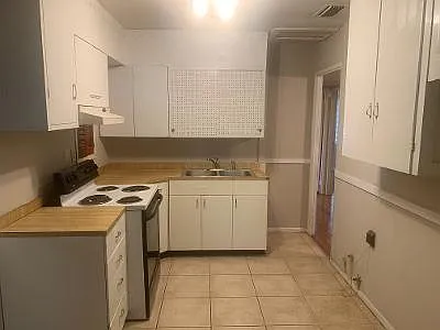 1411 Greenbrier Dr — Photo 5