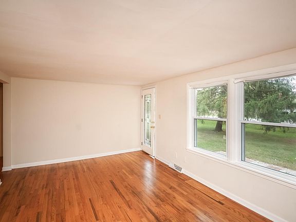 5th image of 3930 Lincoln Ave