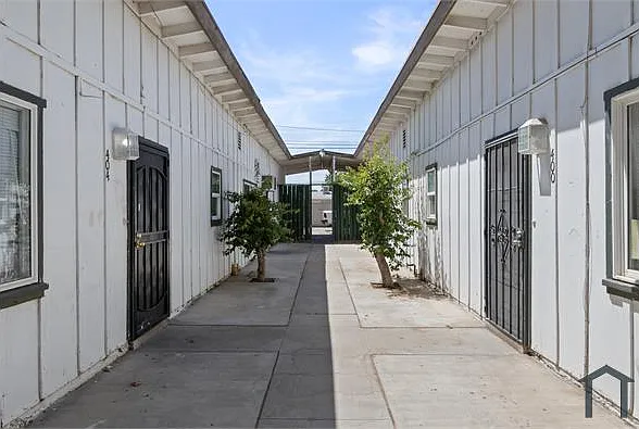 400 E Lancaster Blvd — Photo 5