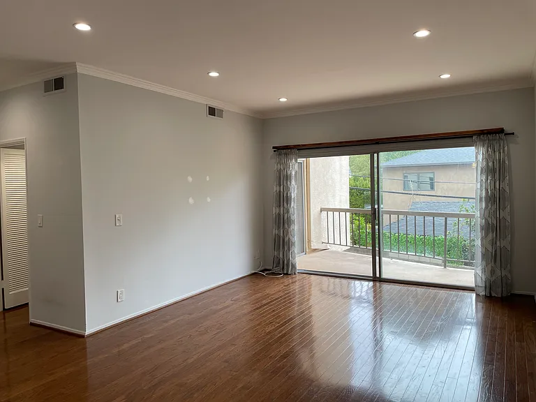 612 S Barrington Ave — Photo 5