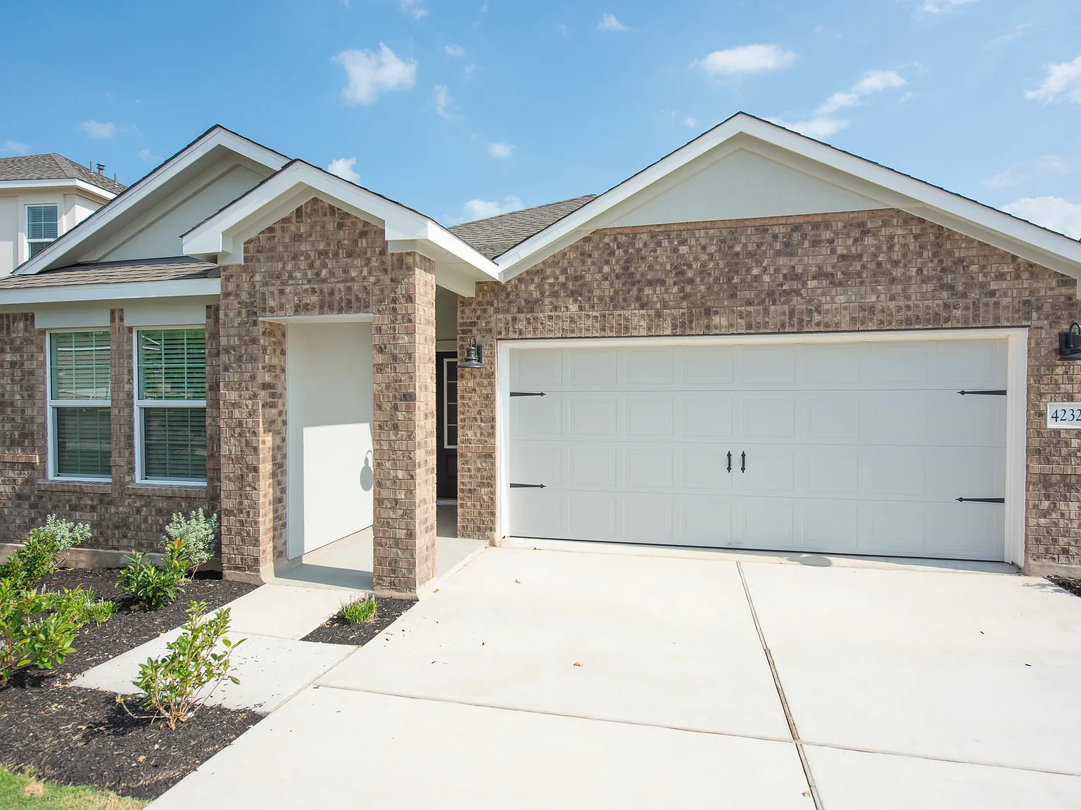 4 bed, 2022 sqft, $2,350 — Photo 1