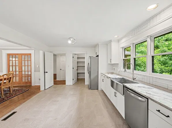 213 Hillsborough St, Chapel Hill, NC 27514