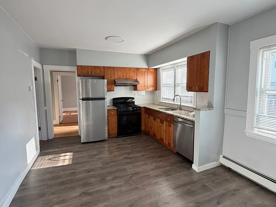 66 Dutton St #2