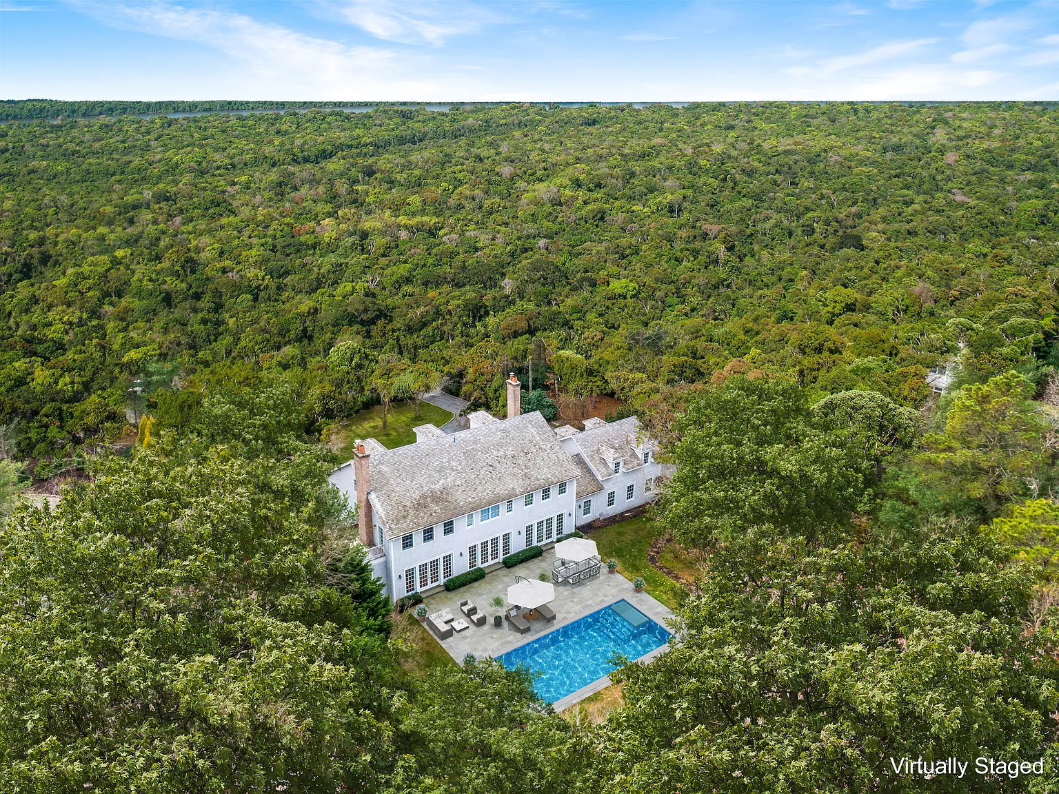 Magnificent East Hampton Traditional — Photo 3
