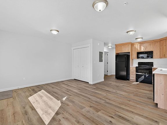 4th image of 5405-105 206th Park