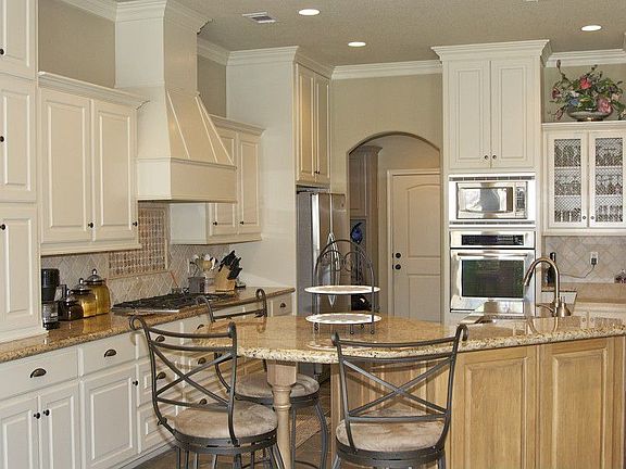 4th image of 2400 Crown Ct