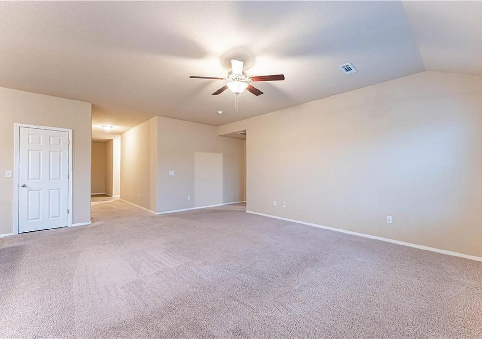 This beautiful four-bedroom, two-bathroom rental includes all appliance and fenced yard for enter... — Photo 3