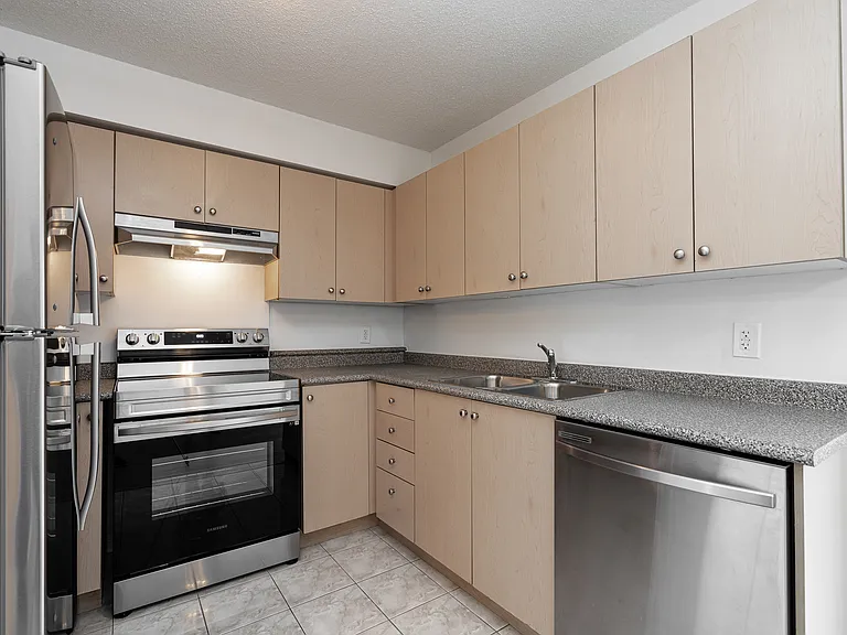 333 Sidney Belsey Cres — Photo 3