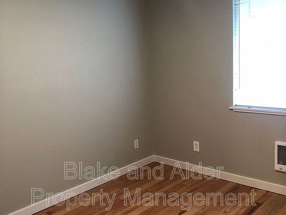 5th image of 2410 SE 9th Ct