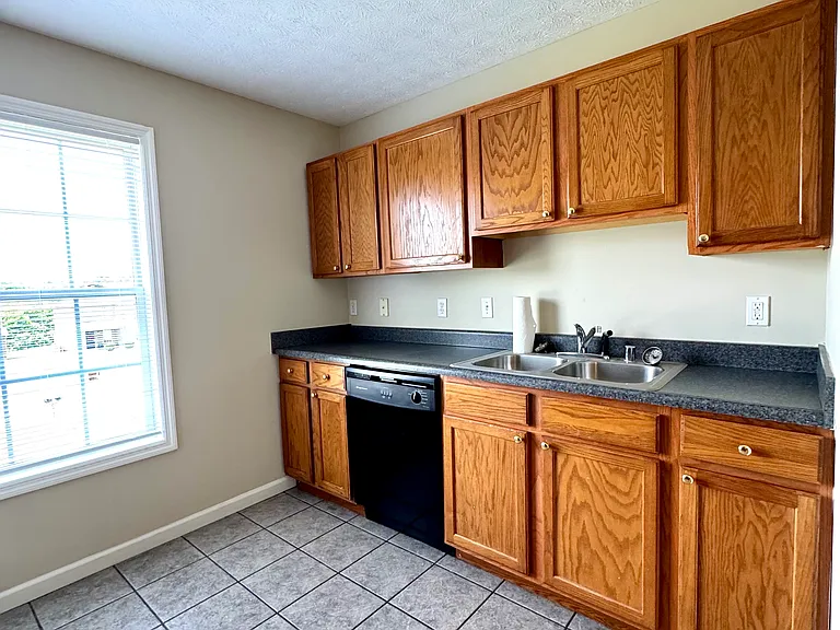 638 Hampton Way #B — Photo 16