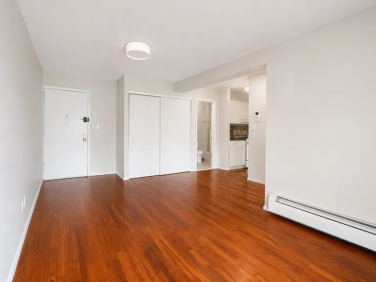 11-46 Welling Ct #3R — Photo 3