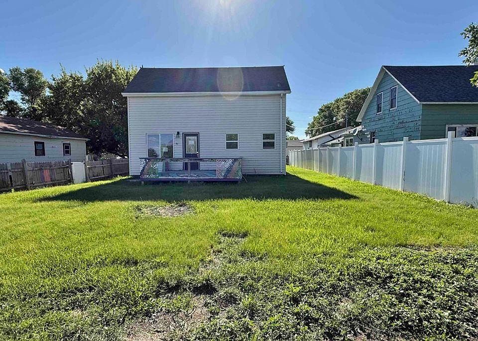 1st image of 475 3rd St E