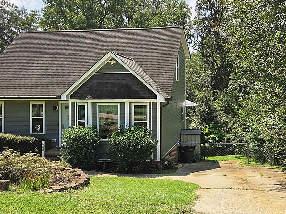 3rd image of 658 Maple Dr