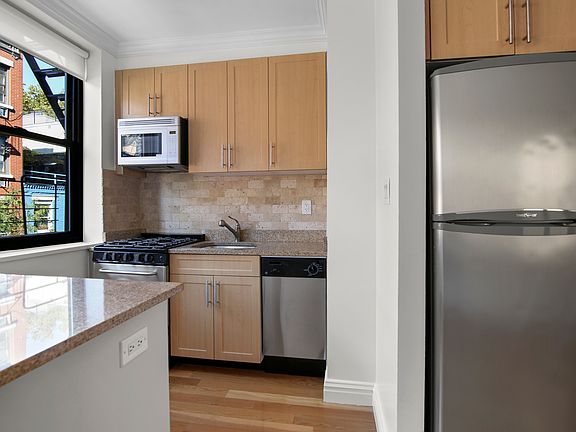 3rd image of 10 Downing St APT 3R