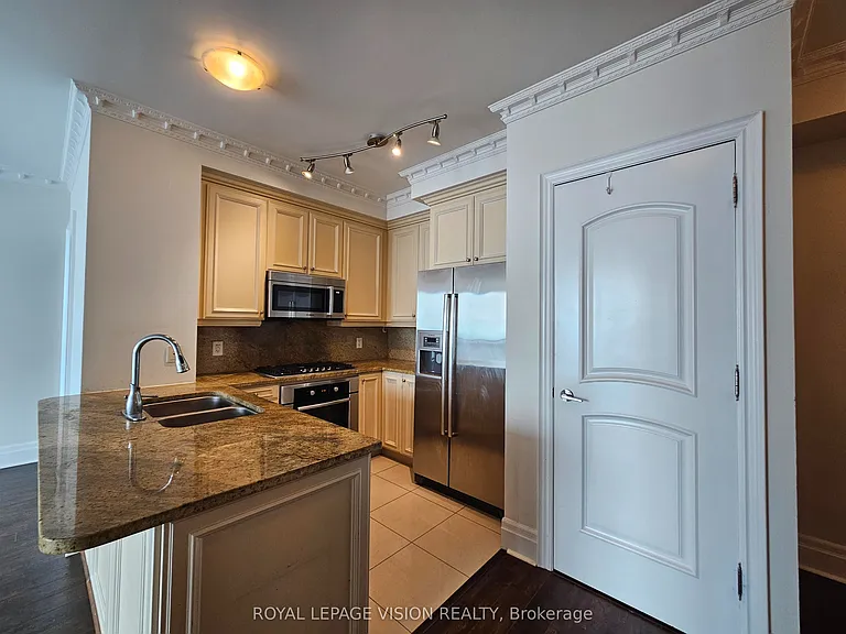 16 Harbour St #3810 — Photo 9