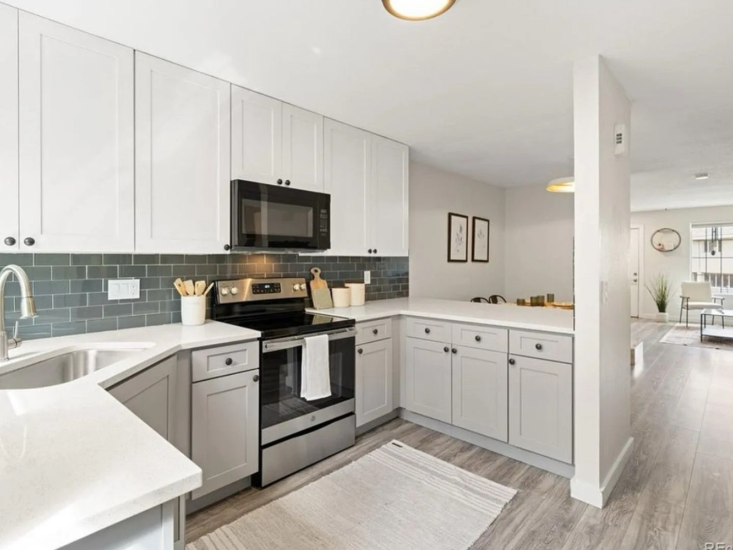 2 Bedroom 1.5 bath Townhome in Edgewater — Photo 2