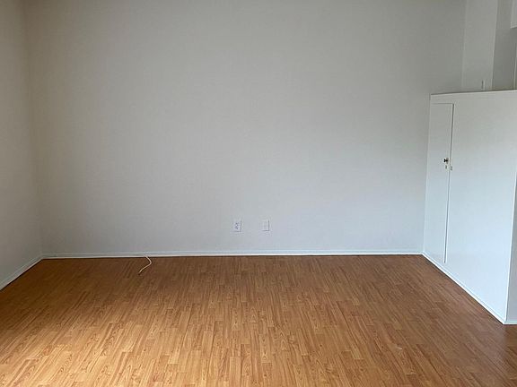 4th image of 401 E Harvard St #7