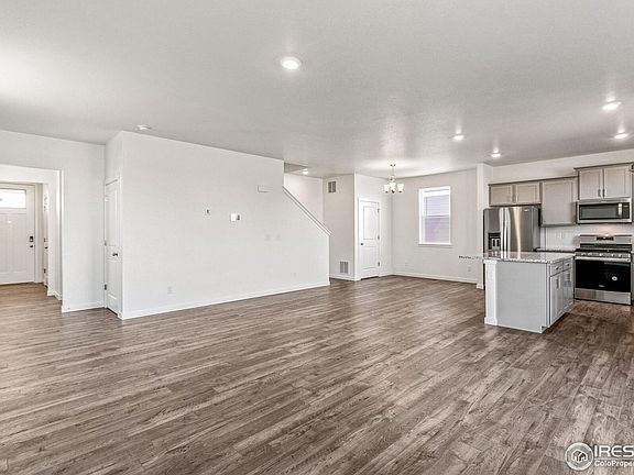 4th image of 792 Crest St