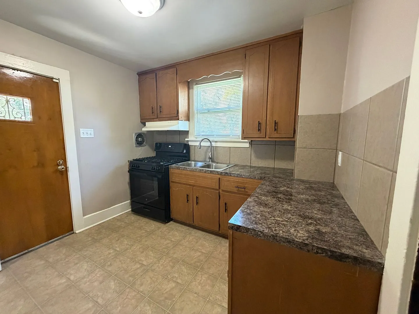 3406 Robinwood Dr- Great Three Bedroom Home With Central Air! — Photo 4