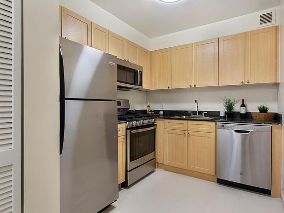 4th image of 308 E 38th St APT 6F