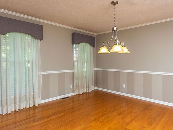 5th image of 1830 Seven Oaks Dr