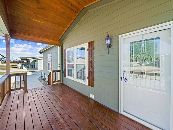 3rd image of 302 River Oak Dr