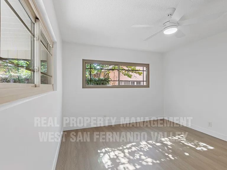 12920 Aetna St — Photo 31