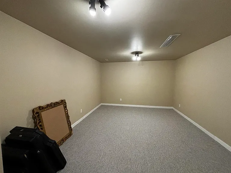 1605 Salal Cres — Photo 19