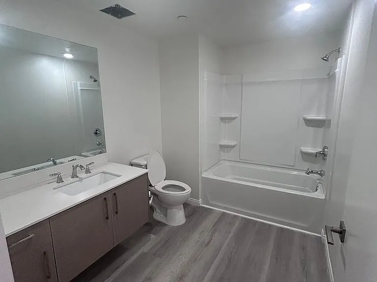 V on Victory Apartments — Photo 59