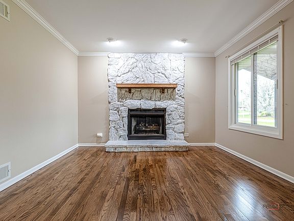 4th image of 819 Harbor Ln