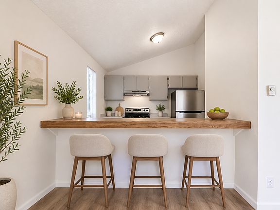 3rd image of 1017 Maple St APT 8