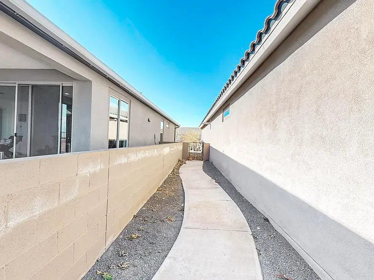 6405 Kings Canyon Cv NE — Photo 40