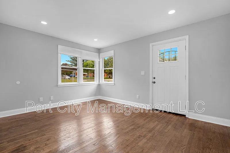 3 bed, 2.0 bath, 776 sqft, $2,400 — Photo 4