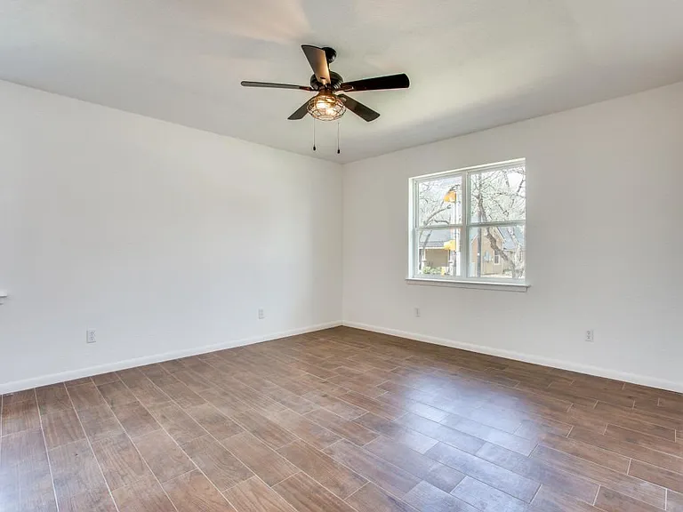 1307 Worthington St — Photo 4
