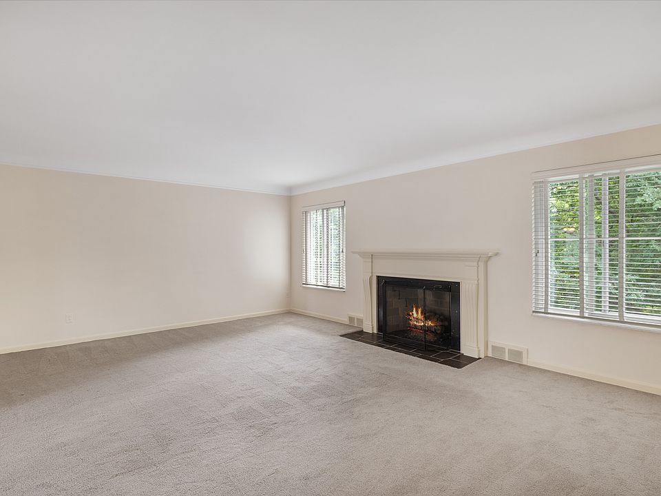 Living Room with fireplace