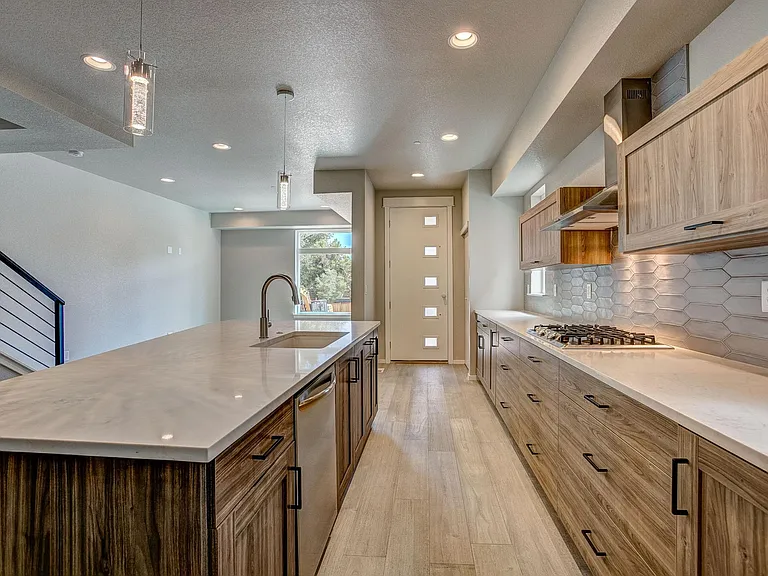 822 Cherokee Dr — Photo 2