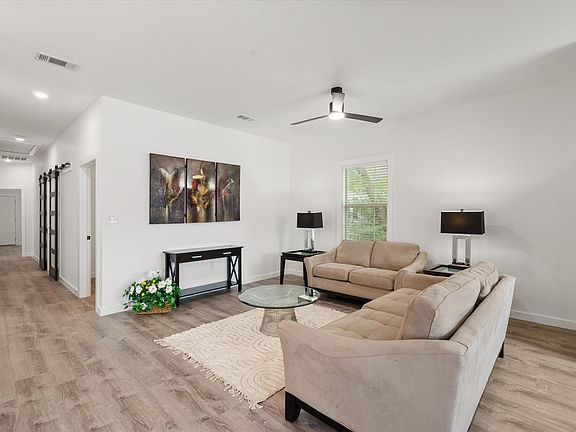 4th image of 1027 W 2nd Ave