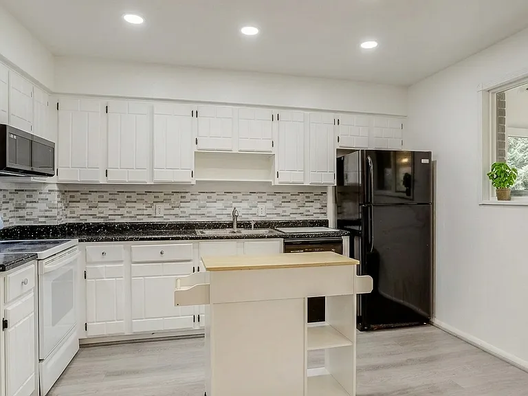 11646 Lincoln St — Photo 48