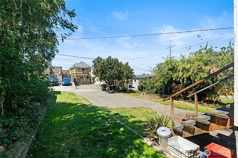 3rd image of 1413 N Garden