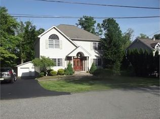 30 Pleasant View Dr, Wayne, NJ 07470