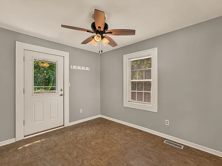 1404 E Elm St — Photo 13