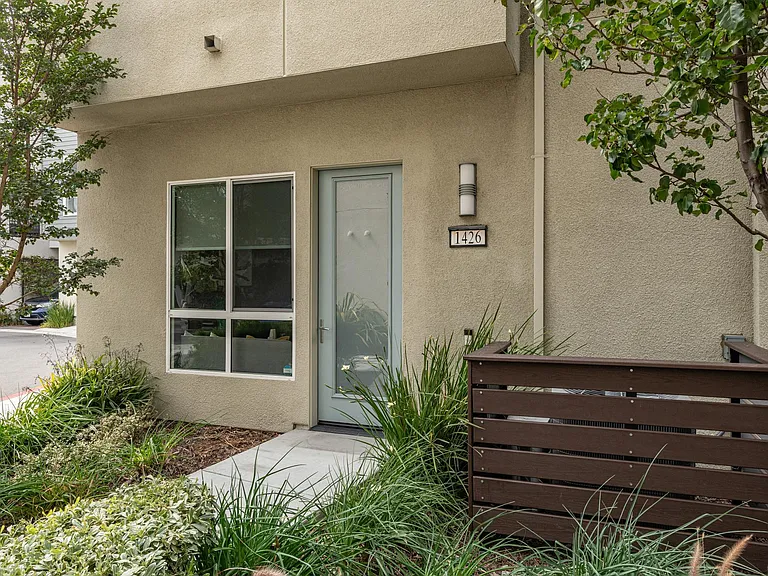1426 Seawind Dr — Photo 2