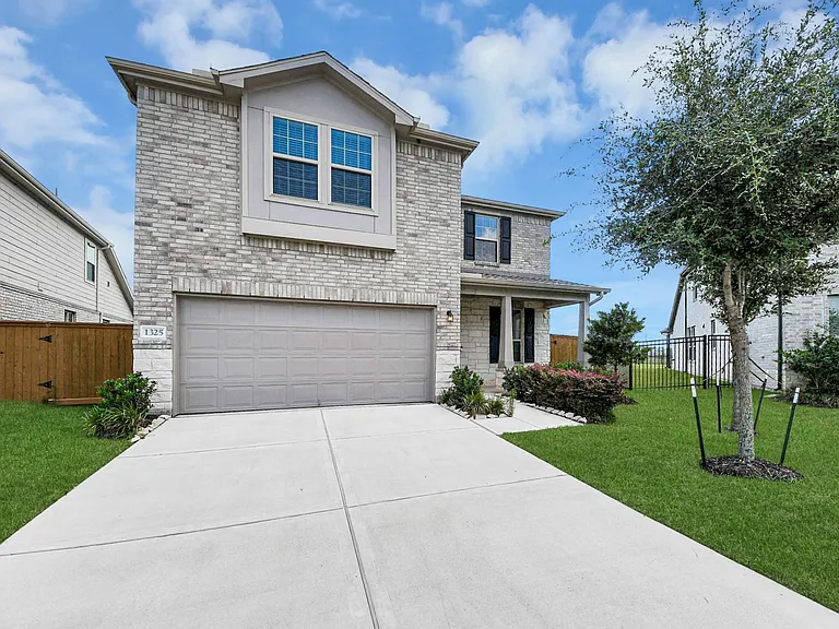 1325 Grass Bend Dr — Photo 2
